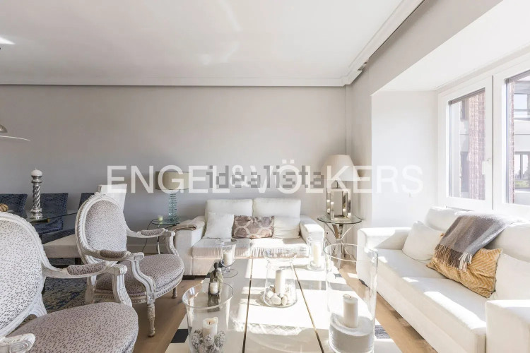 Piso en venta en Avenida de Pío XII