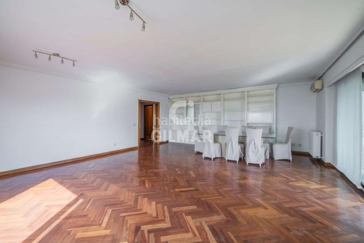Ático  exclusivo con terraza y dos plazas de garaje en Castilla chamartínen el codiciado barrio de Castilla, dentro del prestigios en Madrid