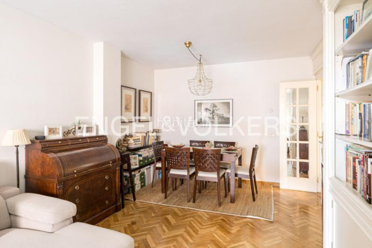 Apartamento exclusivo apartamento con terraza, piscina y garaje en avenida de burgos, en Madrid
