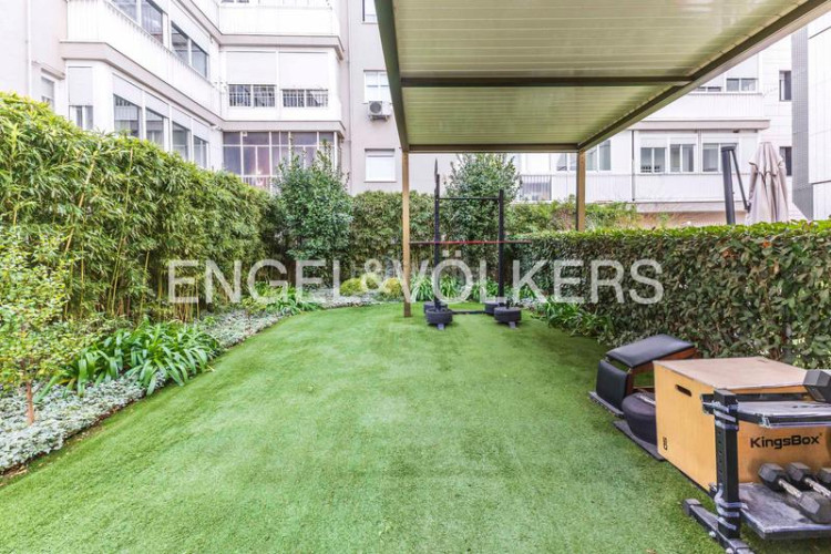 Apartamento espectacular bajo con jardín de obra nueva en Madrid