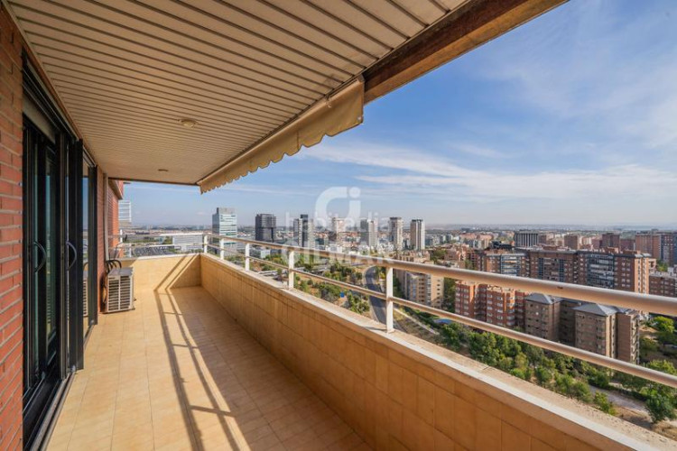 Ático  exclusivo con terraza y dos plazas de garaje en Castilla chamartínen el codiciado barrio de Castilla, dentro del prestigios en Madrid