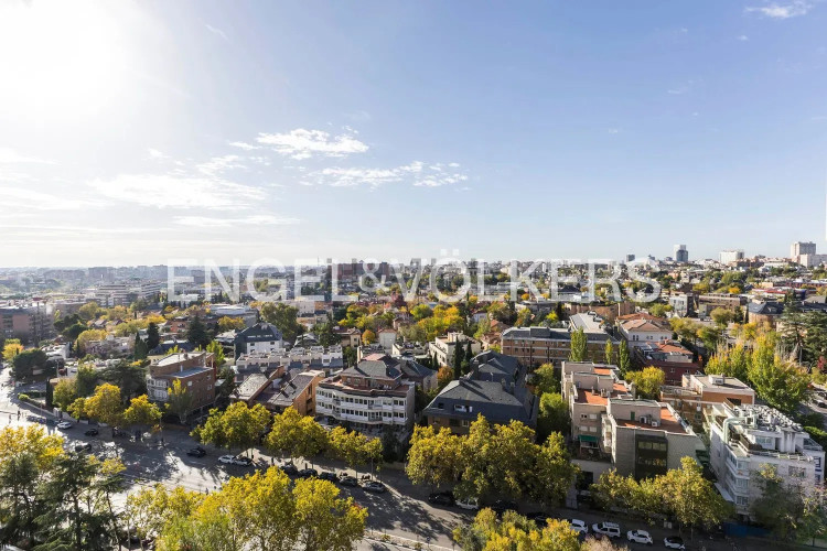 Piso en venta en Avenida de Pío XII