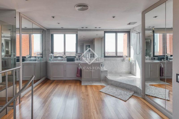 Piso exclusivo ático dúplex de 3 dormitorios con vistas incomparables en venta en chamartín, en Madrid