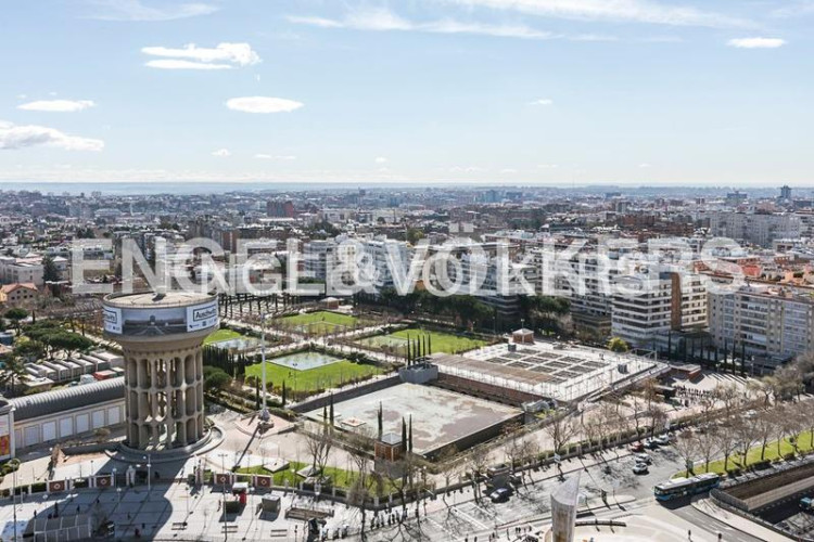 Apartamento exclusivo apartamento con terraza, piscina y garaje en avenida de burgos, en Madrid