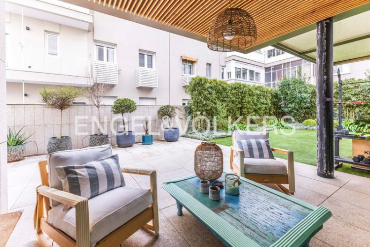 Apartamento espectacular bajo con jardín de obra nueva en Madrid