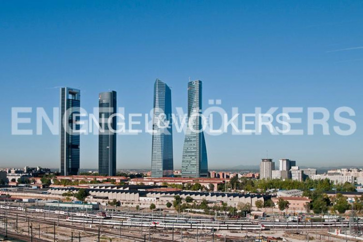 Apartamento exclusivo apartamento con terraza, piscina y garaje en avenida de burgos, en Madrid