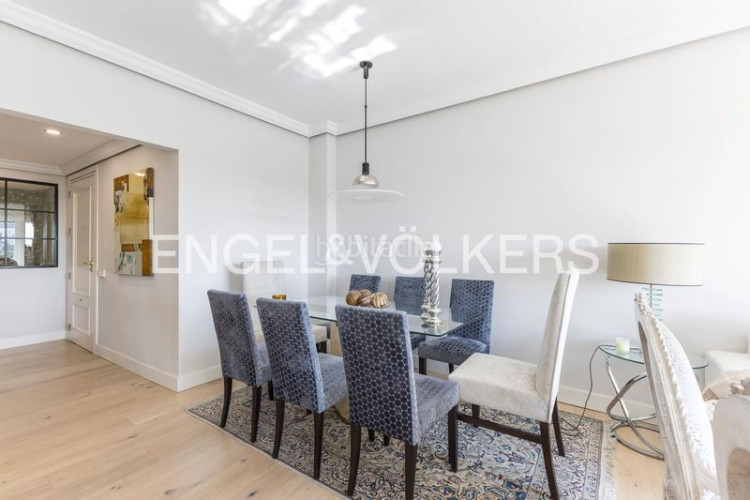 Piso luminoso piso con vistas y garaje en av pio xii en Madrid