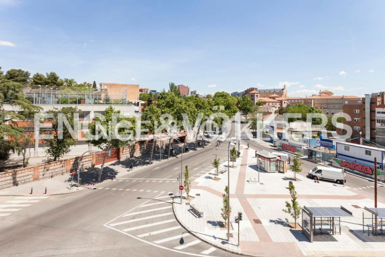 Piso luminoso piso con vistas y garaje en av pio xii en Madrid