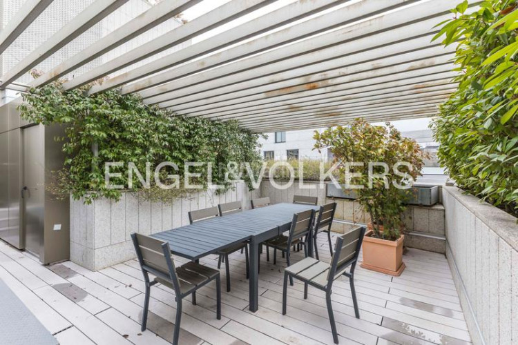 Apartamento espectacular bajo con jardín de obra nueva en Madrid