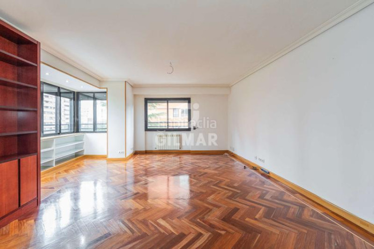 Piso en el prestigioso barrio de chamartín, , se encuentra esta vivienda en altura que representa una oportunidad única para aque en Madrid