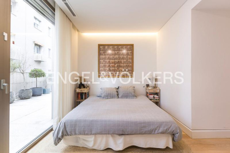 Apartamento espectacular bajo con jardín de obra nueva en Madrid