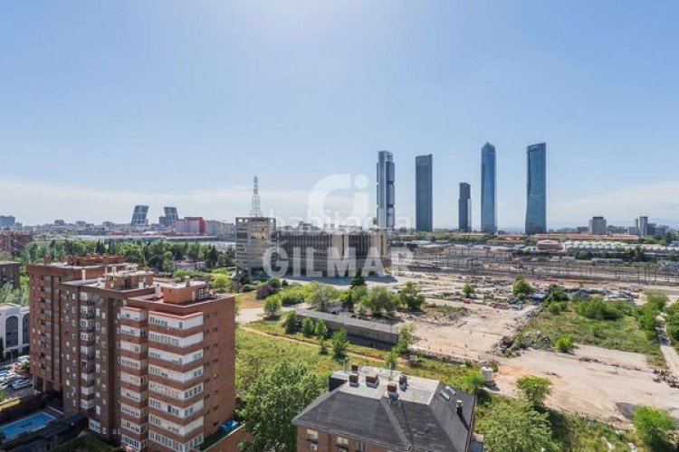 Piso  con gran potencial y garaje en Castilla chamartínen el consolidado barrio de Castilla, dentro del distrito de chamartín, se en Madrid