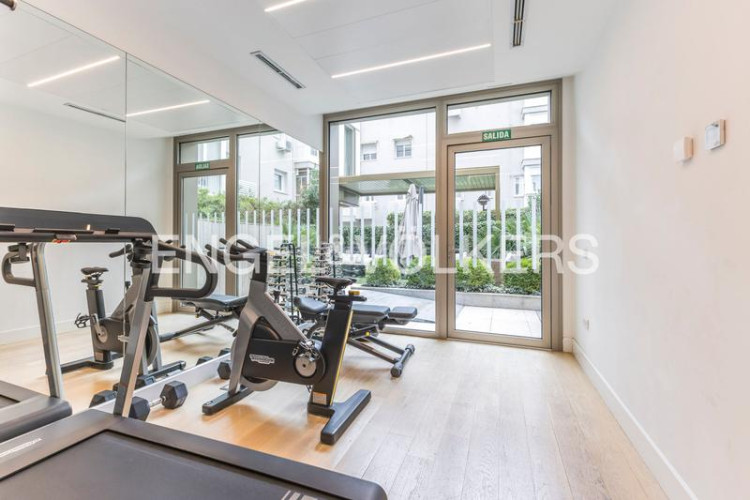 Apartamento espectacular bajo con jardín de obra nueva en Madrid