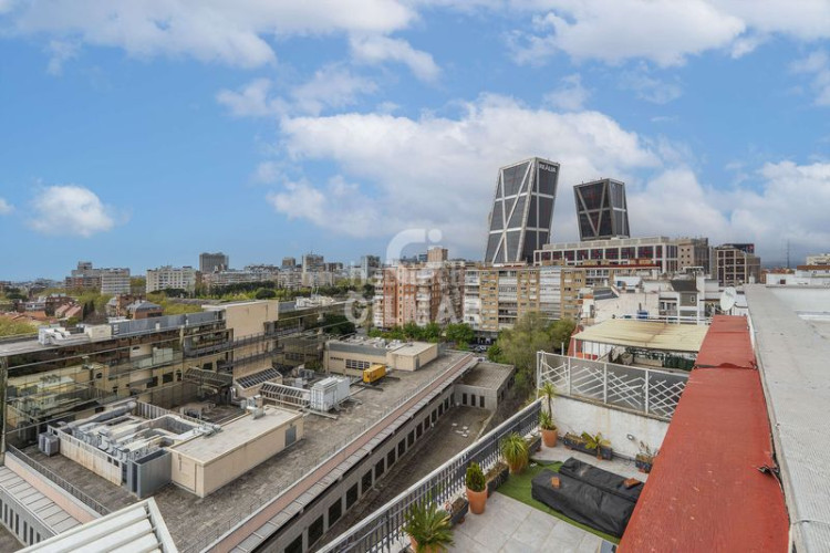 Piso se vende fantástico piso en altura ubicado en el corazón del barrio de Castilla, dentro del distrito de chamartín. con una superf en Madrid