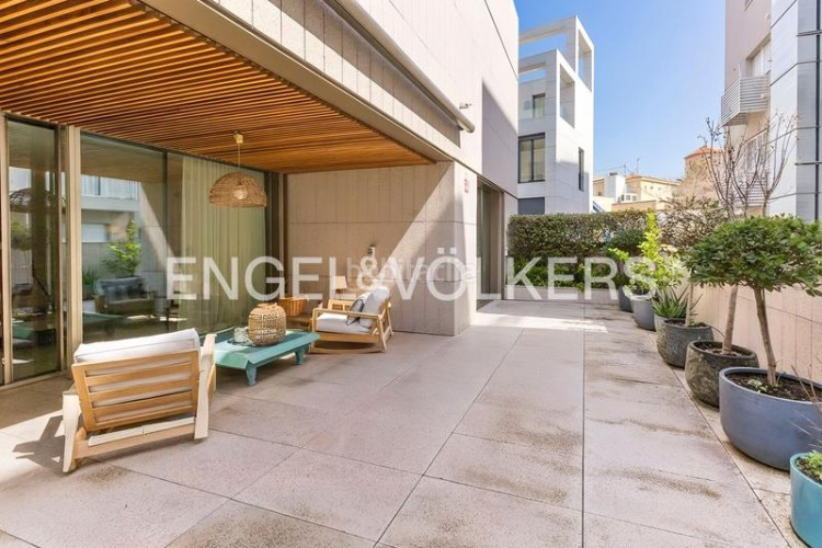 Apartamento espectacular bajo con jardín de obra nueva en Madrid