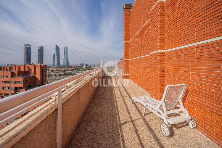 Ático  exclusivo con terraza y dos plazas de garaje en Castilla chamartínen el codiciado barrio de Castilla, dentro del prestigios en Madrid