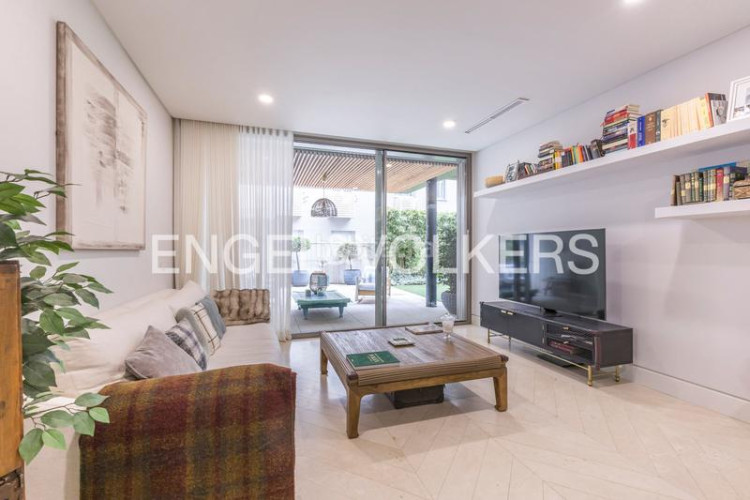 Apartamento espectacular bajo con jardín de obra nueva en Madrid