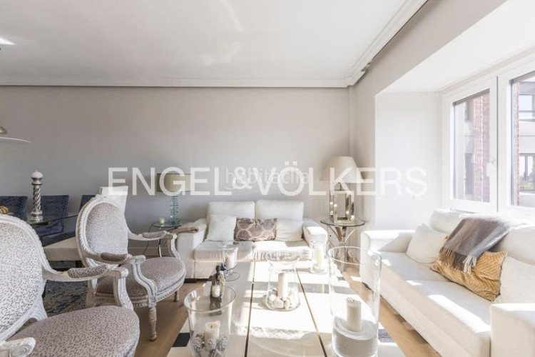 Piso luminoso piso con vistas y garaje en av pio xii en Madrid