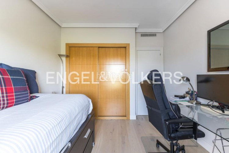 Piso luminoso piso con vistas y garaje en av pio xii en Madrid