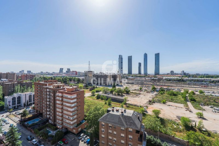 Piso  con gran potencial y garaje en Castilla chamartínen el consolidado barrio de Castilla, dentro del distrito de chamartín, se en Madrid