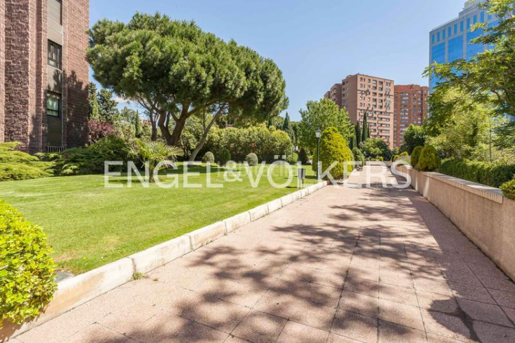 Piso luminoso piso con vistas y garaje en av pio xii en Madrid