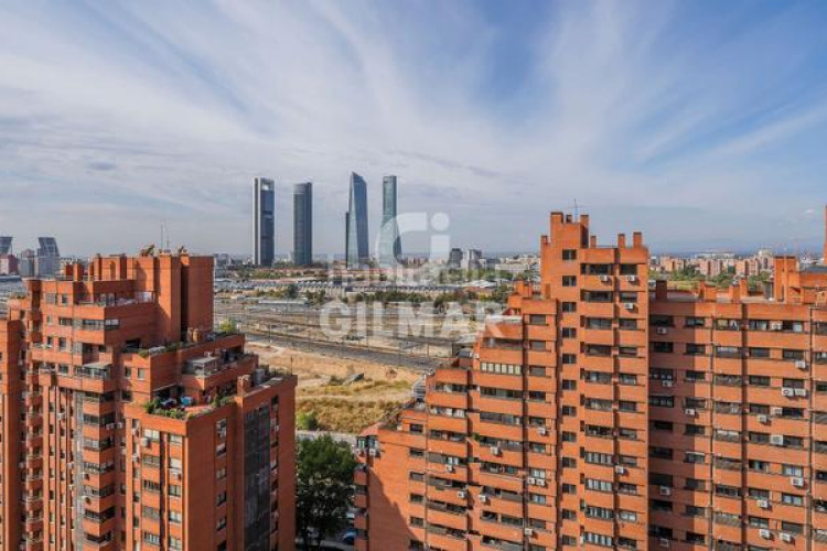 Ático  exclusivo con terraza y dos plazas de garaje en Castilla chamartínen el codiciado barrio de Castilla, dentro del prestigios en Madrid