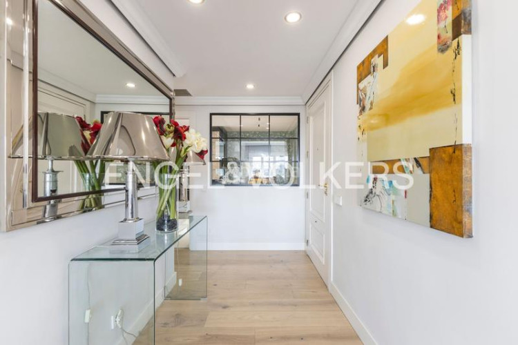 Piso luminoso piso con vistas y garaje en av pio xii en Madrid