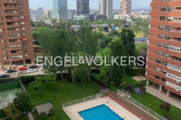 Apartamento exclusivo apartamento con terraza, piscina y garaje en avenida de burgos, en Madrid