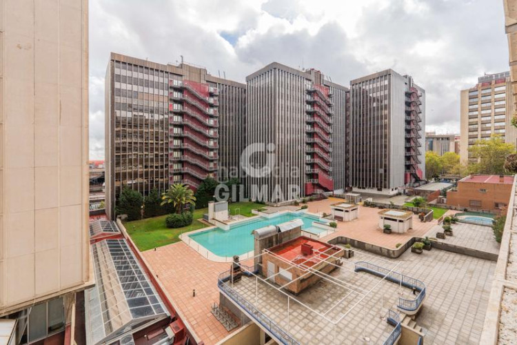 Piso descubre esta magnífica oportunidad de inversión en el corazón del barrio de Castilla, dentro del prestigioso distrito de chamartí en Madrid