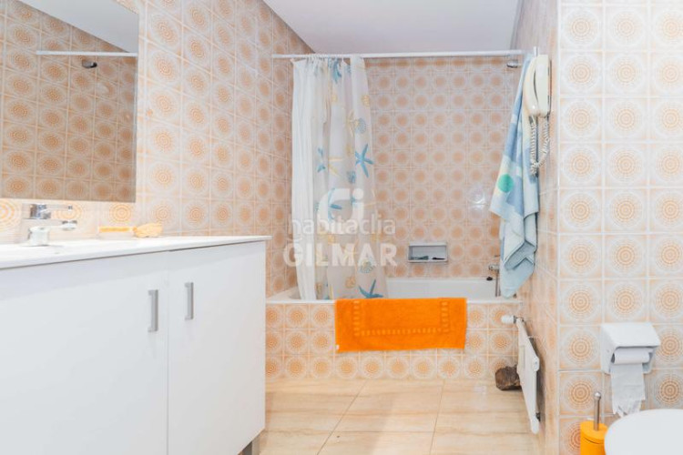 Piso descubre esta magnífica oportunidad de inversión en el corazón del barrio de Castilla, dentro del prestigioso distrito de chamartí en Madrid