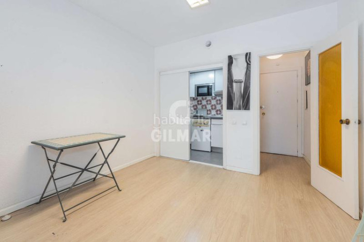 Piso descubre esta magnífica oportunidad de inversión en el corazón del barrio de Castilla, dentro del prestigioso distrito de chamartí en Madrid