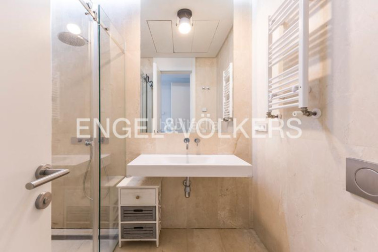 Apartamento espectacular bajo con jardín de obra nueva en Madrid