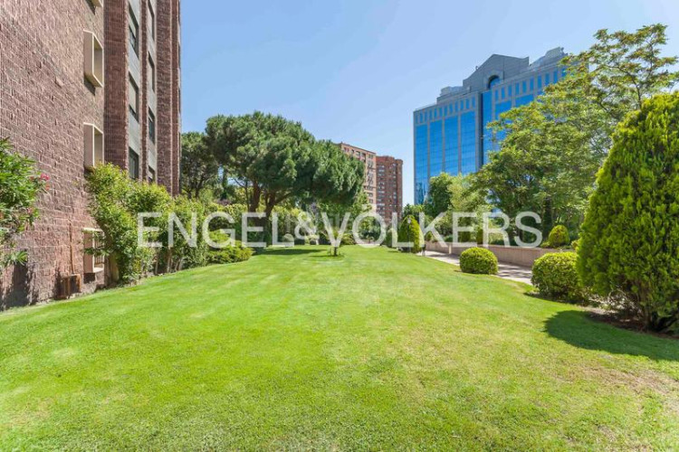 Piso luminoso piso con vistas y garaje en av pio xii en Madrid