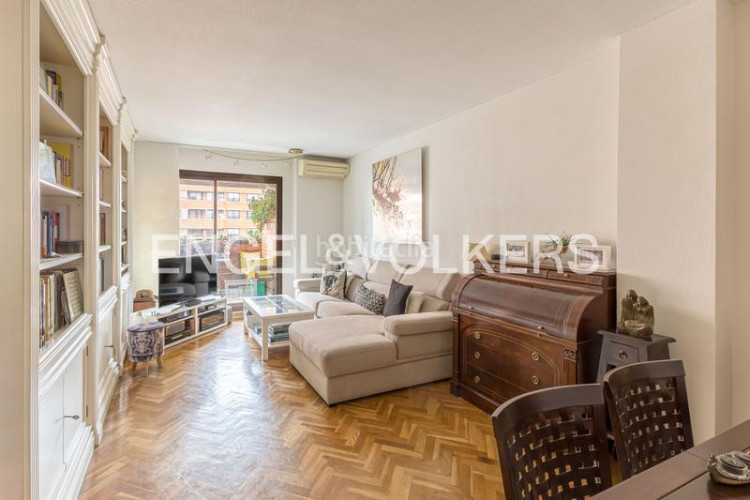 Apartamento exclusivo apartamento con terraza, piscina y garaje en avenida de burgos, en Madrid