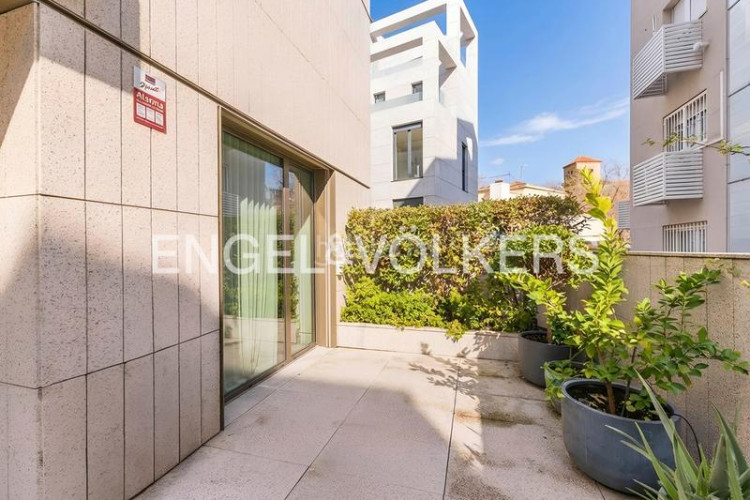 Apartamento espectacular bajo con jardín de obra nueva en Madrid