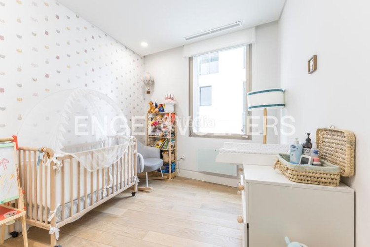 Apartamento espectacular bajo con jardín de obra nueva en Madrid