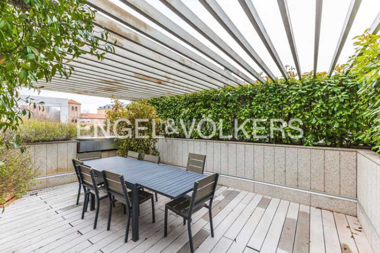 Apartamento espectacular bajo con jardín de obra nueva en Madrid