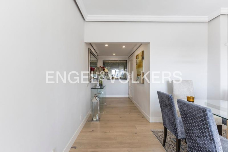 Piso luminoso piso con vistas y garaje en av pio xii en Madrid