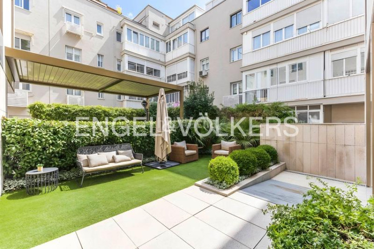 Apartamento espectacular bajo con jardín de obra nueva en Madrid