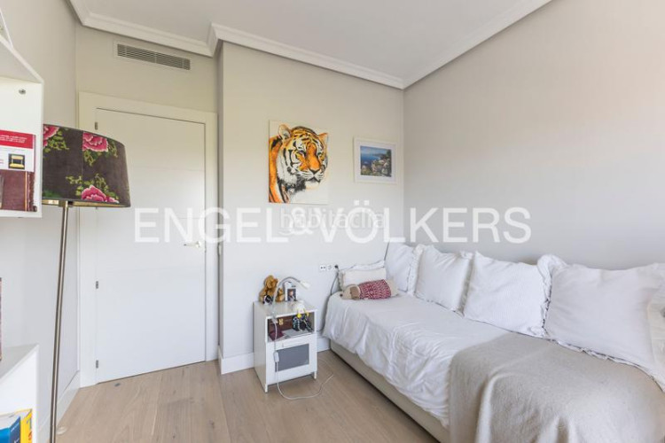 Piso luminoso piso con vistas y garaje en av pio xii en Madrid