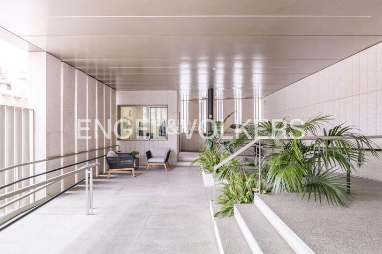 Apartamento espectacular bajo con jardín de obra nueva en Madrid