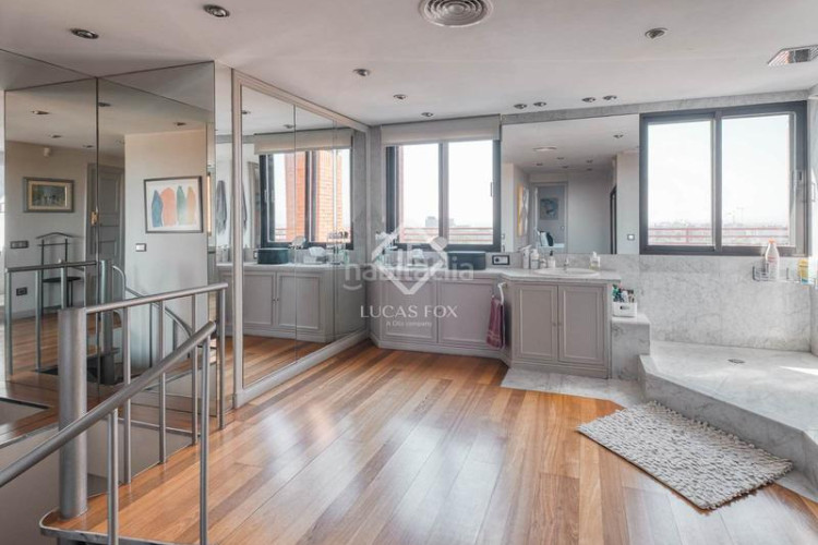 Piso exclusivo ático dúplex de 3 dormitorios con vistas incomparables en venta en chamartín, en Madrid