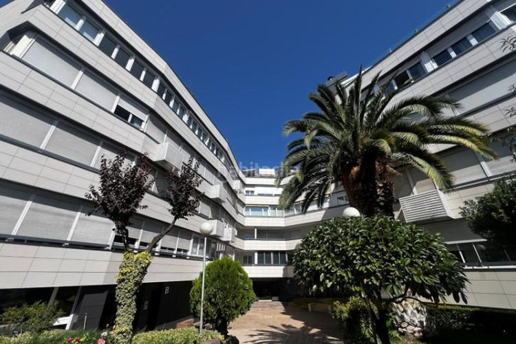 Piso exclusiva vivienda en finca representativa con piscina, garaje, y trastero en zona chamartín. en Madrid