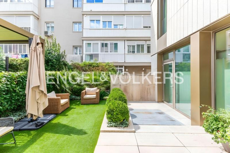Apartamento espectacular bajo con jardín de obra nueva en Madrid