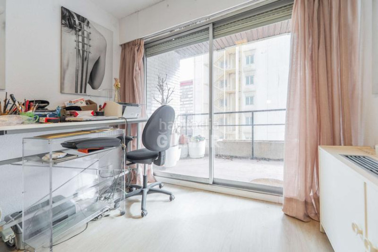 Piso descubre esta magnífica oportunidad de inversión en el corazón del barrio de Castilla, dentro del prestigioso distrito de chamartí en Madrid