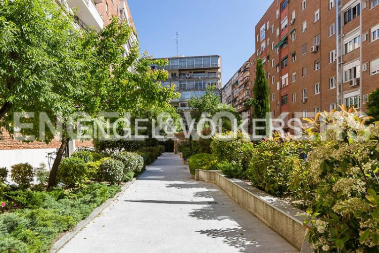 Apartamento exclusivo apartamento con terraza, piscina y garaje en avenida de burgos, en Madrid