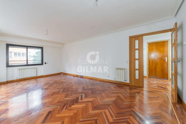 Piso en el prestigioso barrio de chamartín, , se encuentra esta vivienda en altura que representa una oportunidad única para aque en Madrid