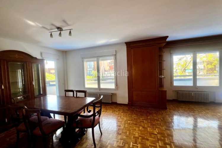 Piso exclusiva vivienda en finca representativa con piscina, garaje, y trastero en zona chamartín. en Madrid