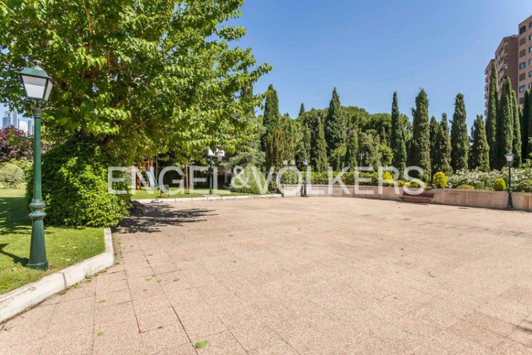 Piso luminoso piso con vistas y garaje en av pio xii en Madrid