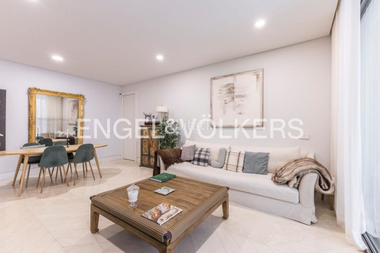 Apartamento espectacular bajo con jardín de obra nueva en Madrid